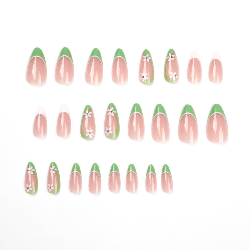 Kunstvolle Nagelkunst mit floralen Details Brehn