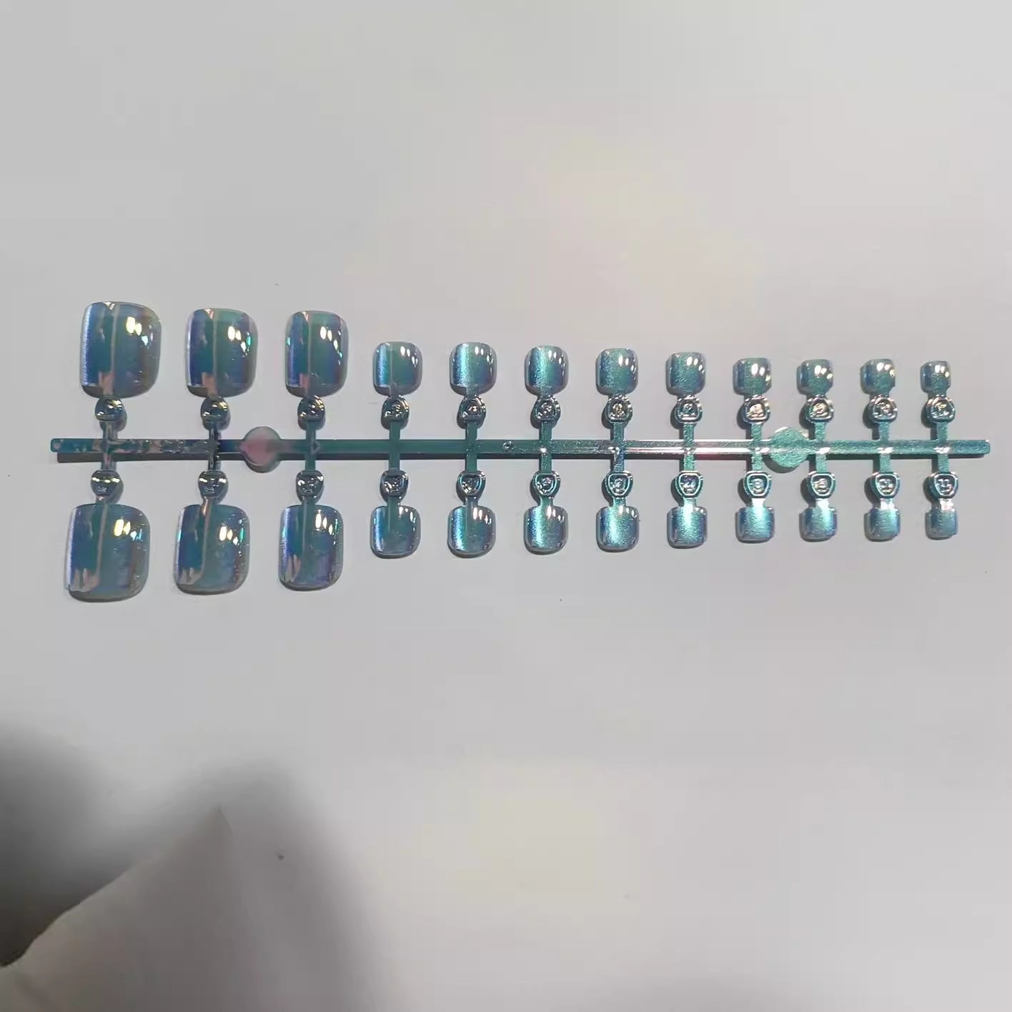Künstlerisches Press-On-Nagelset mit irisierendem Finish Brehn