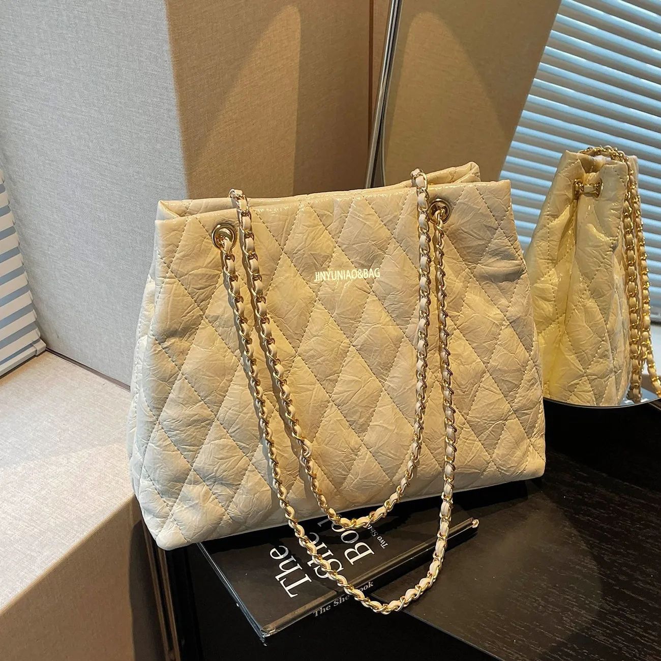 Gepolsterte Tote-Tasche mit Ketten-Details Brehn