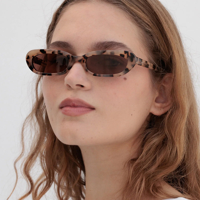 Damen modische Katzenaugen-Sonnenbrille mit transparentem Kunststoffrahmen und UV-Schutz Brehn