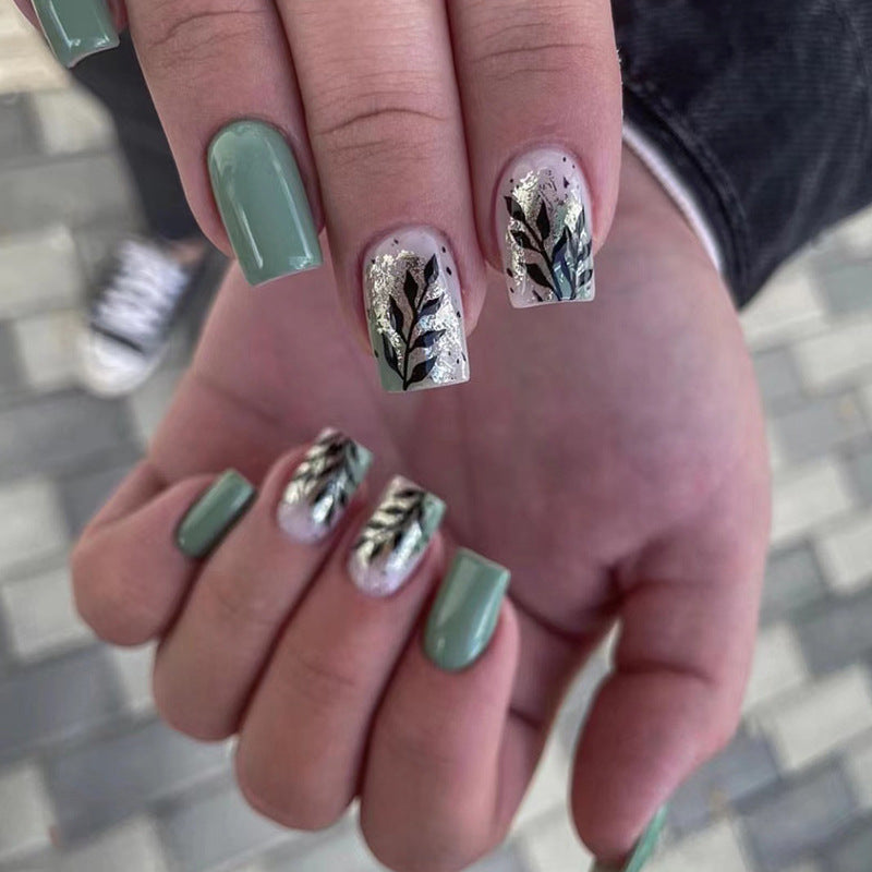 Kunstvolle Nagelverlängerungen mit elegantem Blattdesign Brehn