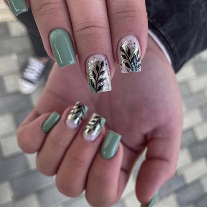 Kunstvolle Nagelverlängerungen mit elegantem Blattdesign Brehn