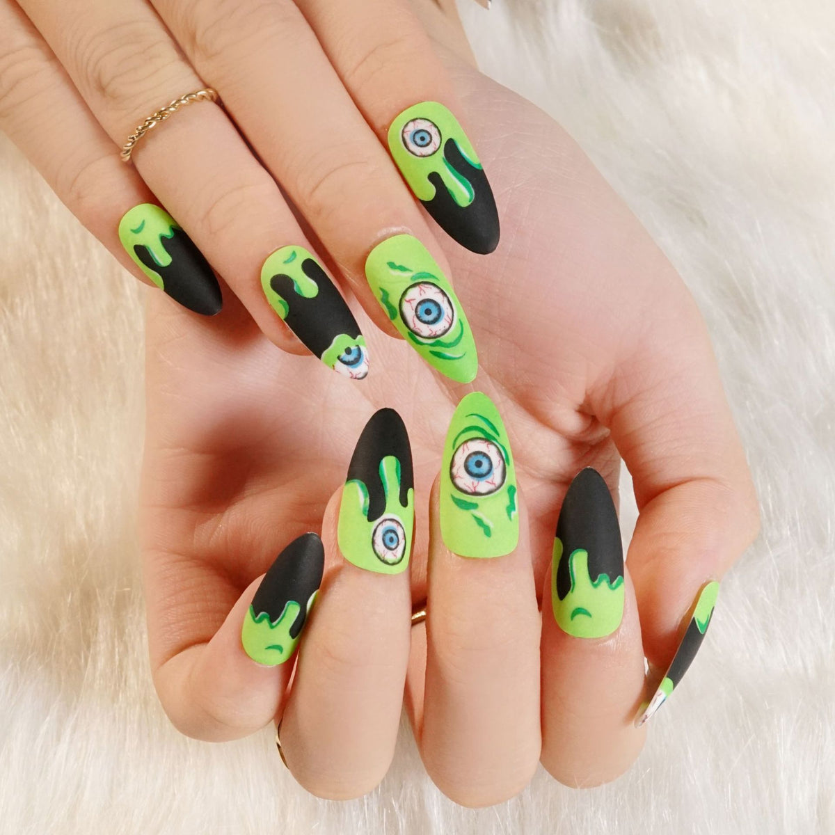 Kunstvolle Nagelverlängerungen mit kreativen Augen-Design Brehn