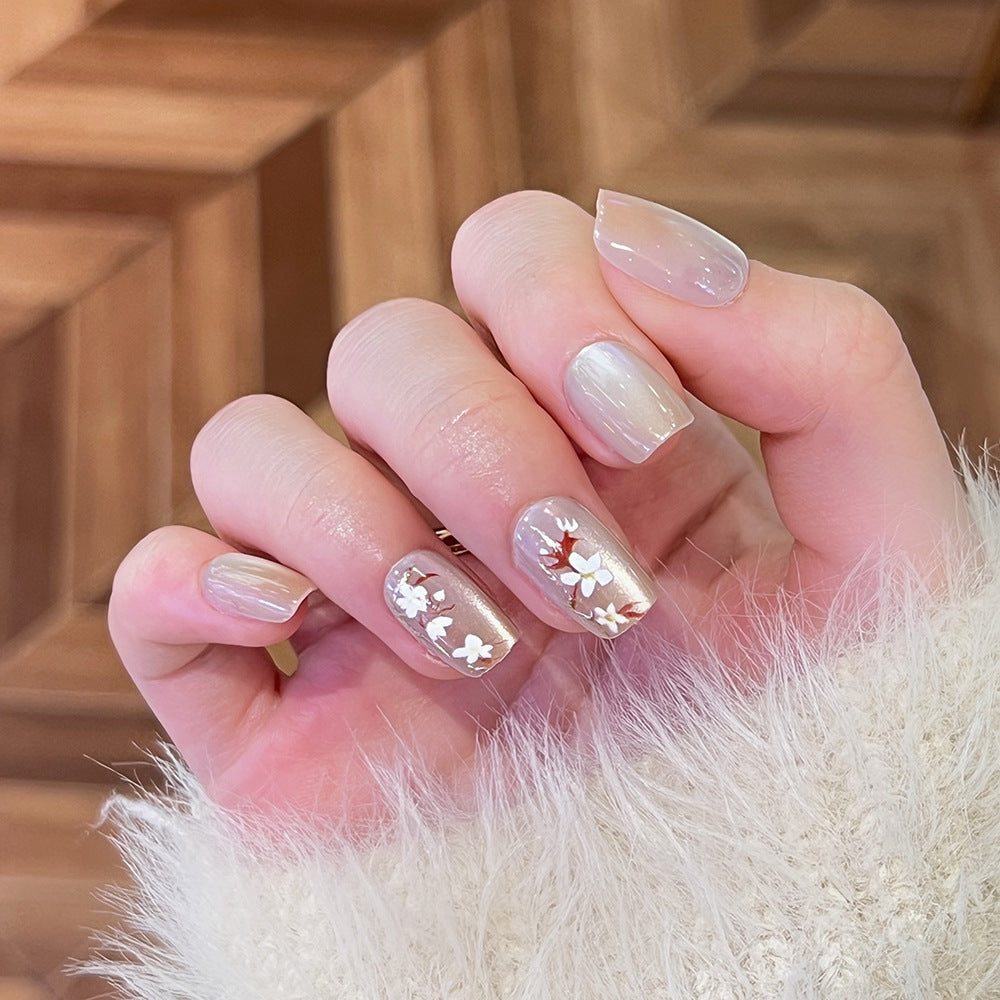 Künstliche Nagelkunst mit zeitlos floralem Design Brehn