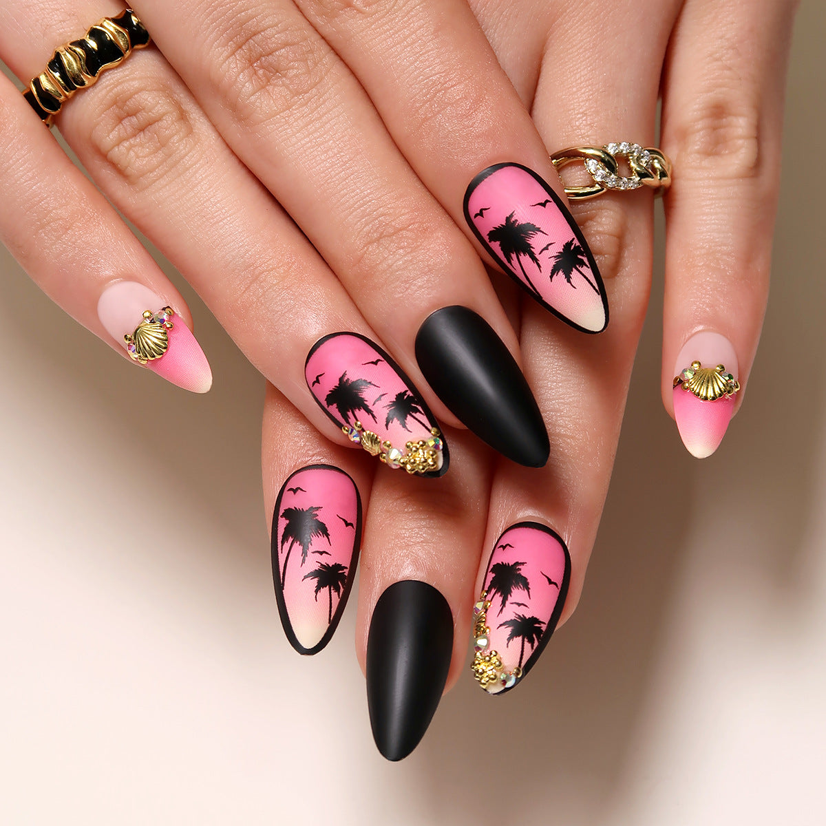 Kunstvolle Nagelkunst mit Palmenmotiv und Glitzerakzenten Brehn