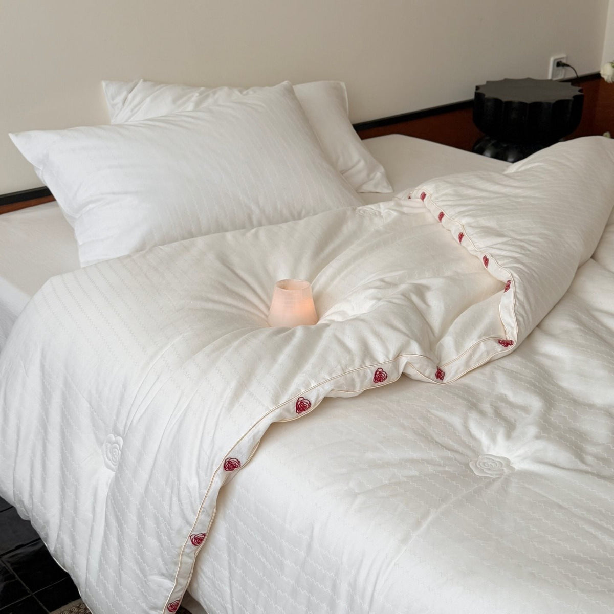 Steppbett aus Baumwollsatin mit gestickter Rosenborte