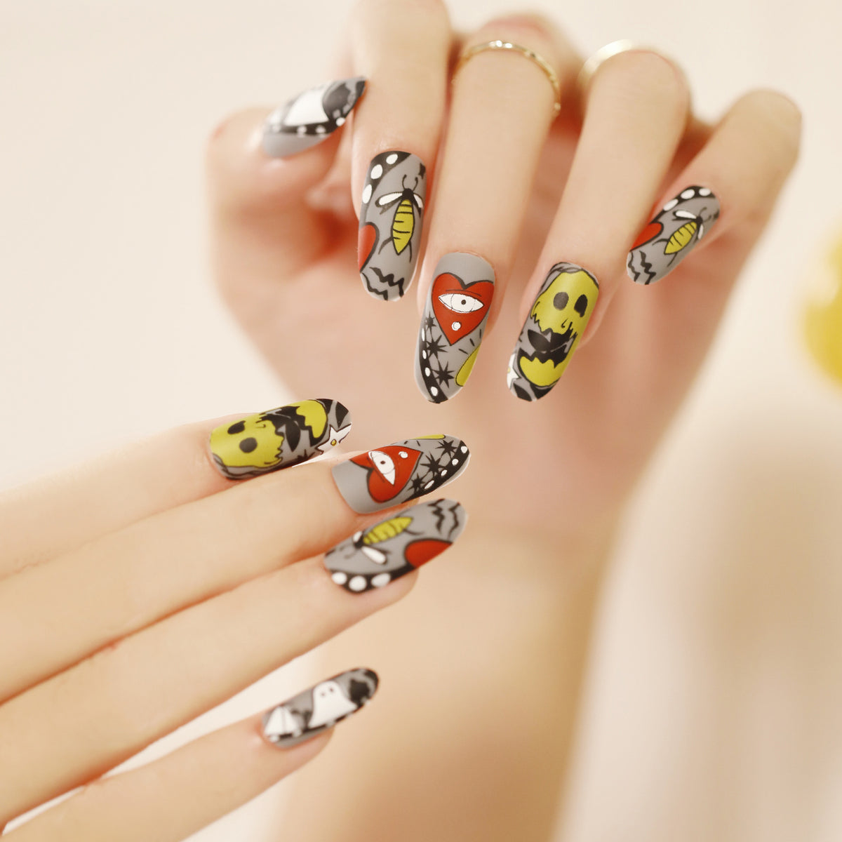 Kunstvolle Nagelverlängerungen mit kreativen Augen-Design Brehn