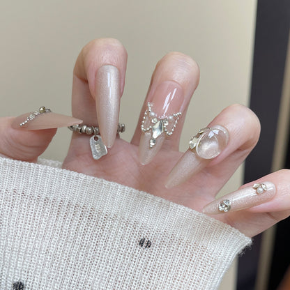 Elegante Stiletto Press-On Nagelkunst mit Strass- und Perlenakzenten Brehn
