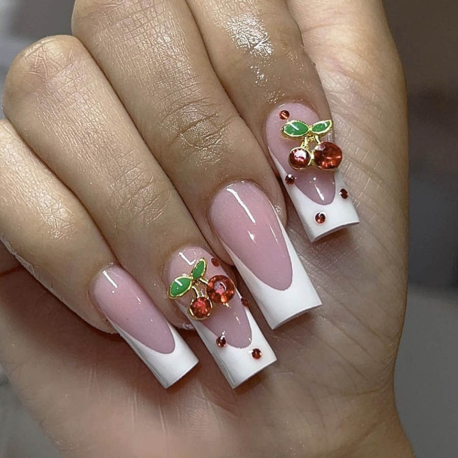 Kunstnagelset mit chicen Kirschmotiven und eleganter French-Spitze Brehn
