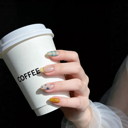 Künstlerisches Press-on-Nagelset mit floralem Design