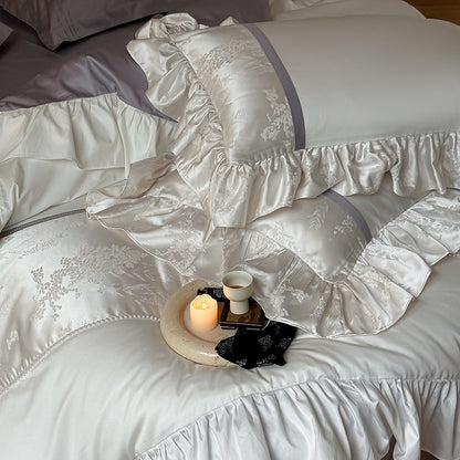 Elegante Satin-Bettgarnitur mit Rüschenvolant, feinem Jacquard und Zierkissen
