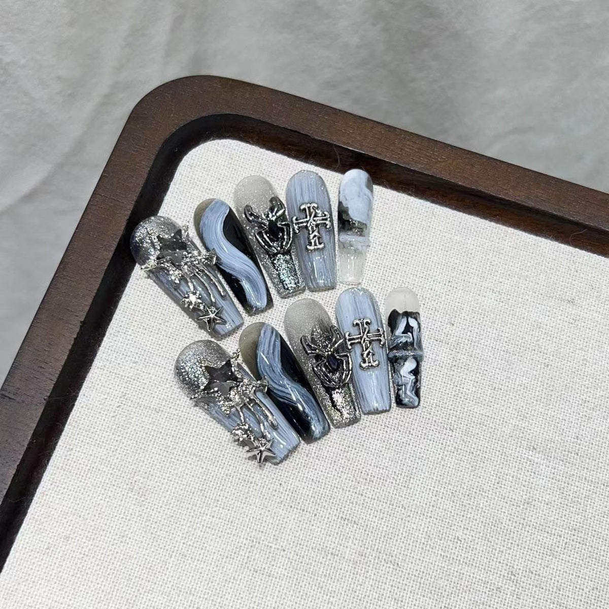 Glamouröses Press-On Nagelkunstset mit dekorativen metallischen Elementen Brehn