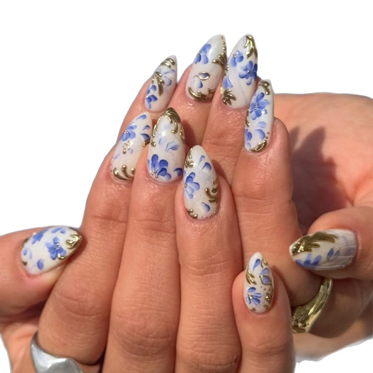 Kunstfingernägel mit Exquisiten Floral- und Goldakzenten Brehn