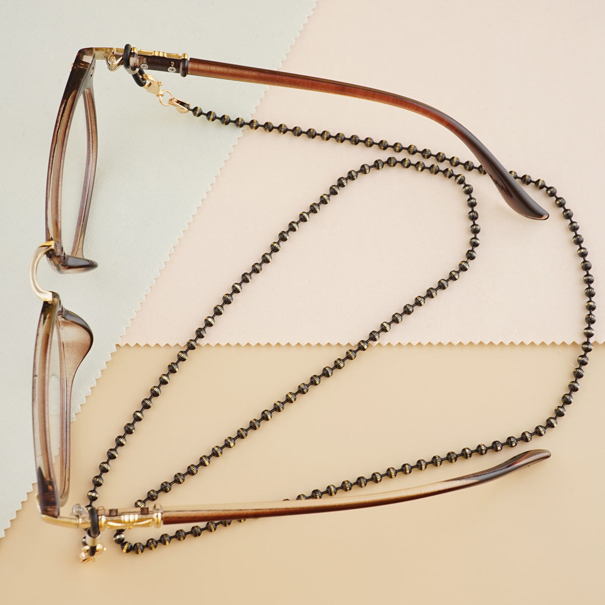 Stylische Perlen-Brillenband Brehn