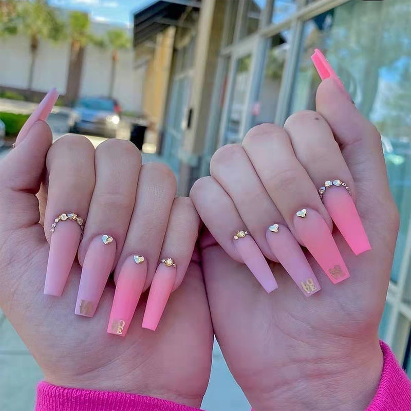 Kunstnagelset mit bezaubernden Herz-Details Brehn