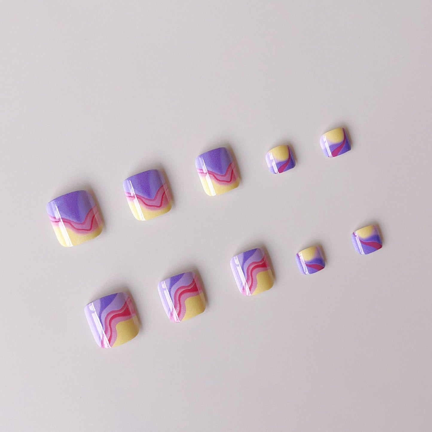 Kunstnagelset mit buntem Wellenmuster Brehn