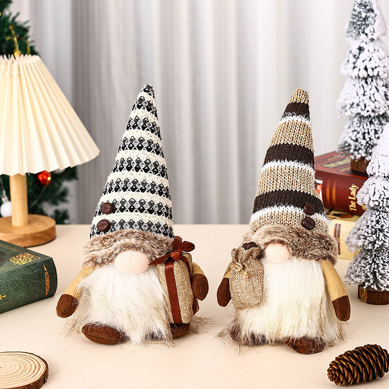Dekorativer Weihnachtsgnom mit Geschenkpäckchen Brehn