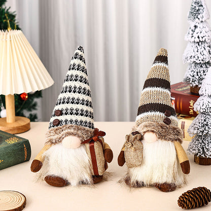 Dekorativer Weihnachtsgnom mit Geschenkpäckchen Brehn