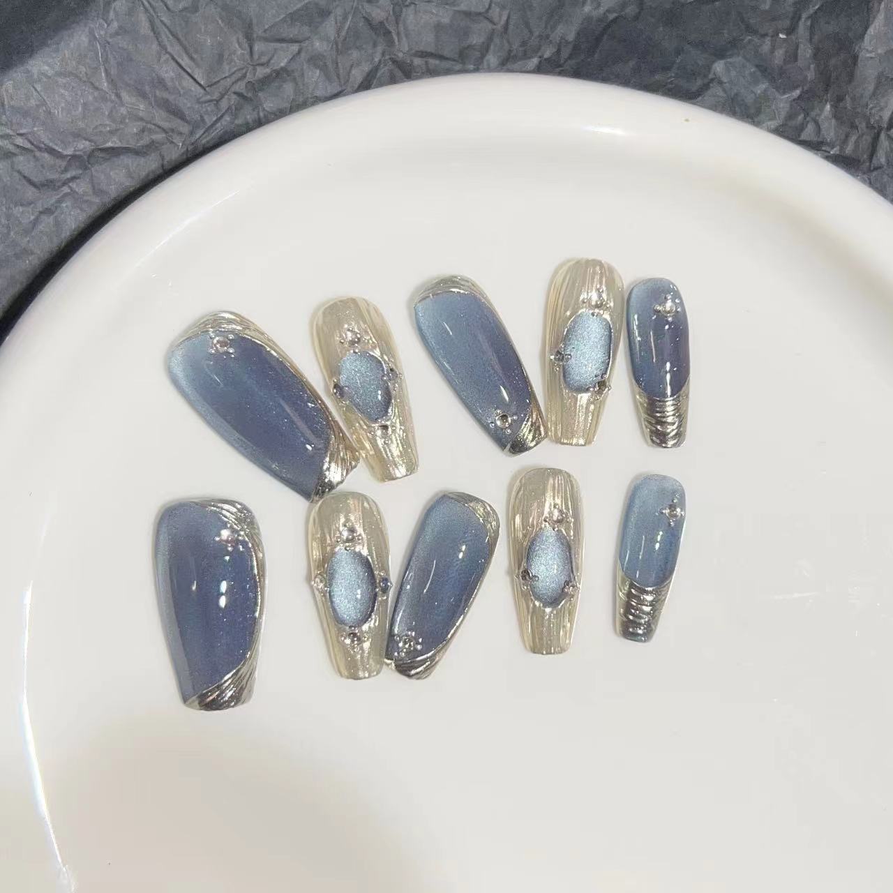 Elegantes Press-On Nail Set mit künstlerischem Metallic-Design Brehn
