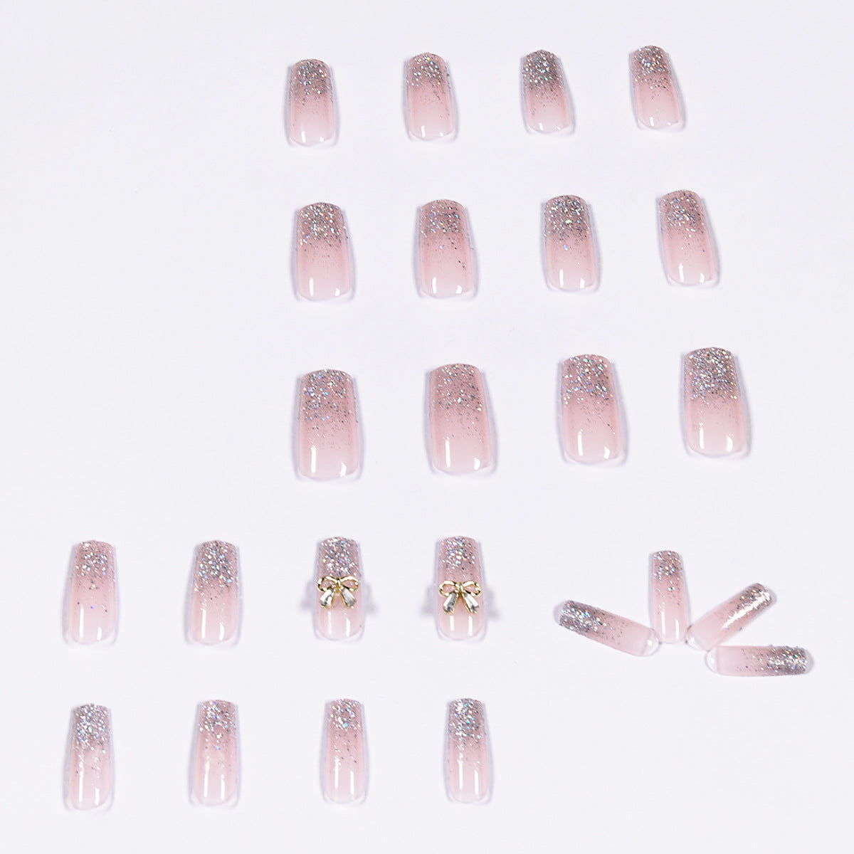 Kunstvolle Nagelverlängerungen mit Glitzer und Verzierung Brehn
