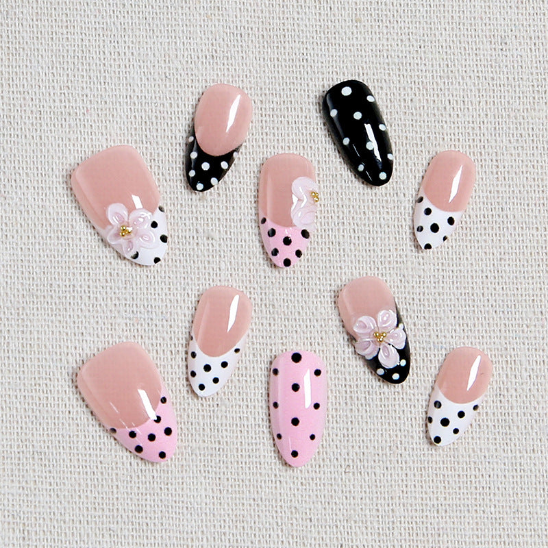 Kunstnagelset mit blumigen Akzenten und eleganten Punkten Brehn