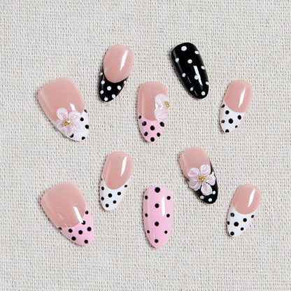 Kunstnagelset mit blumigen Akzenten und eleganten Punkten Brehn