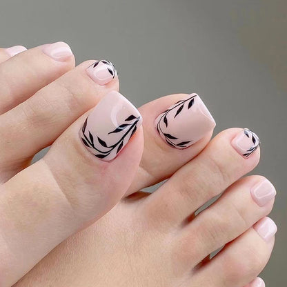 Kunstvolle Fußnagelkunst mit zarten Blattmotiven Brehn