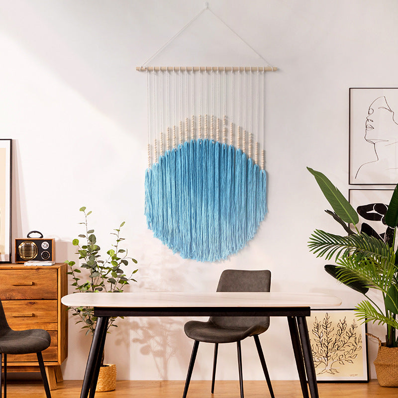 Dekorative Wandkunst mit Holzkugeln und Fadenpendel
