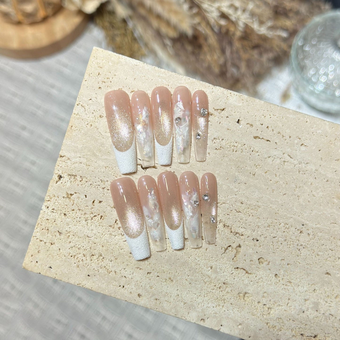 Elegantes Press-On-Nail-Set mit floralen und Edelsteinakzenten Brehn