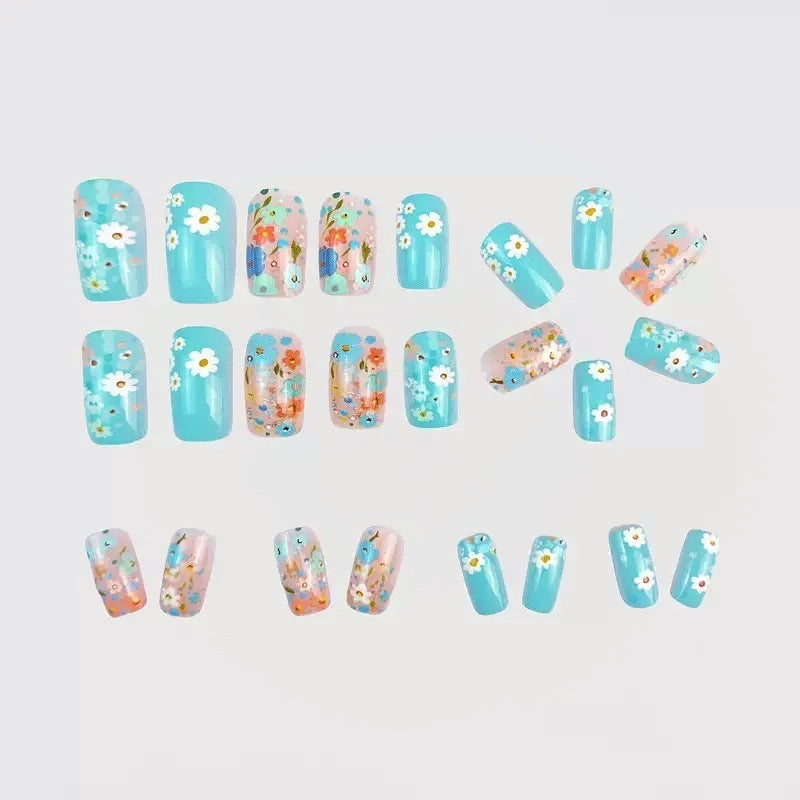 Kunstnagelset mit floralen 3D-Akzenten Brehn