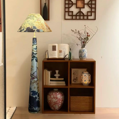 Künstlerische Kegelstehlampe