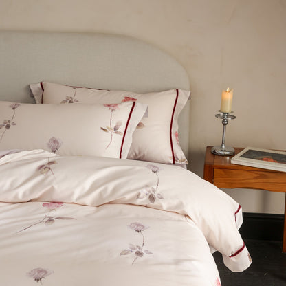 Seidiger Baumwollsatin-Bettbezug-Set mit aquarellierten Tulpen und Kontrastpaspel