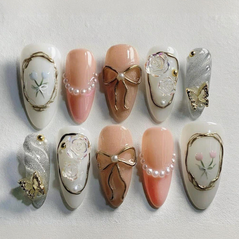Kunstnagelset mit romantischen Blüten- und Goldverzierungen Brehn