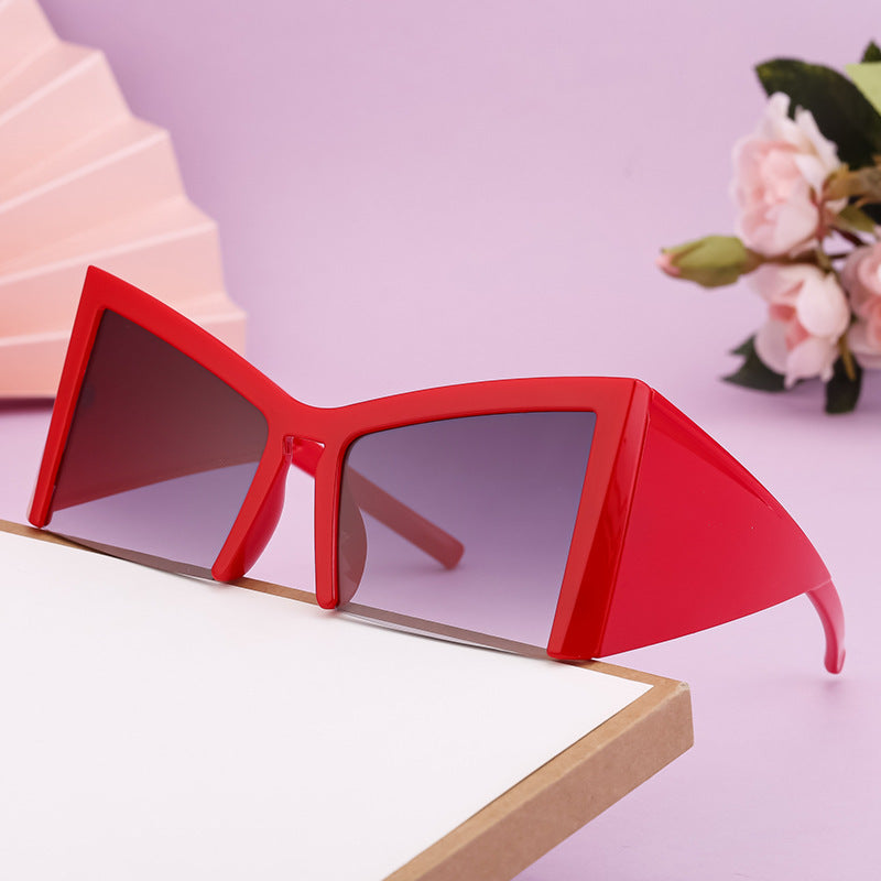 Damen futuristische Sonnenbrille mit markantem Winkelrahmen Brehn