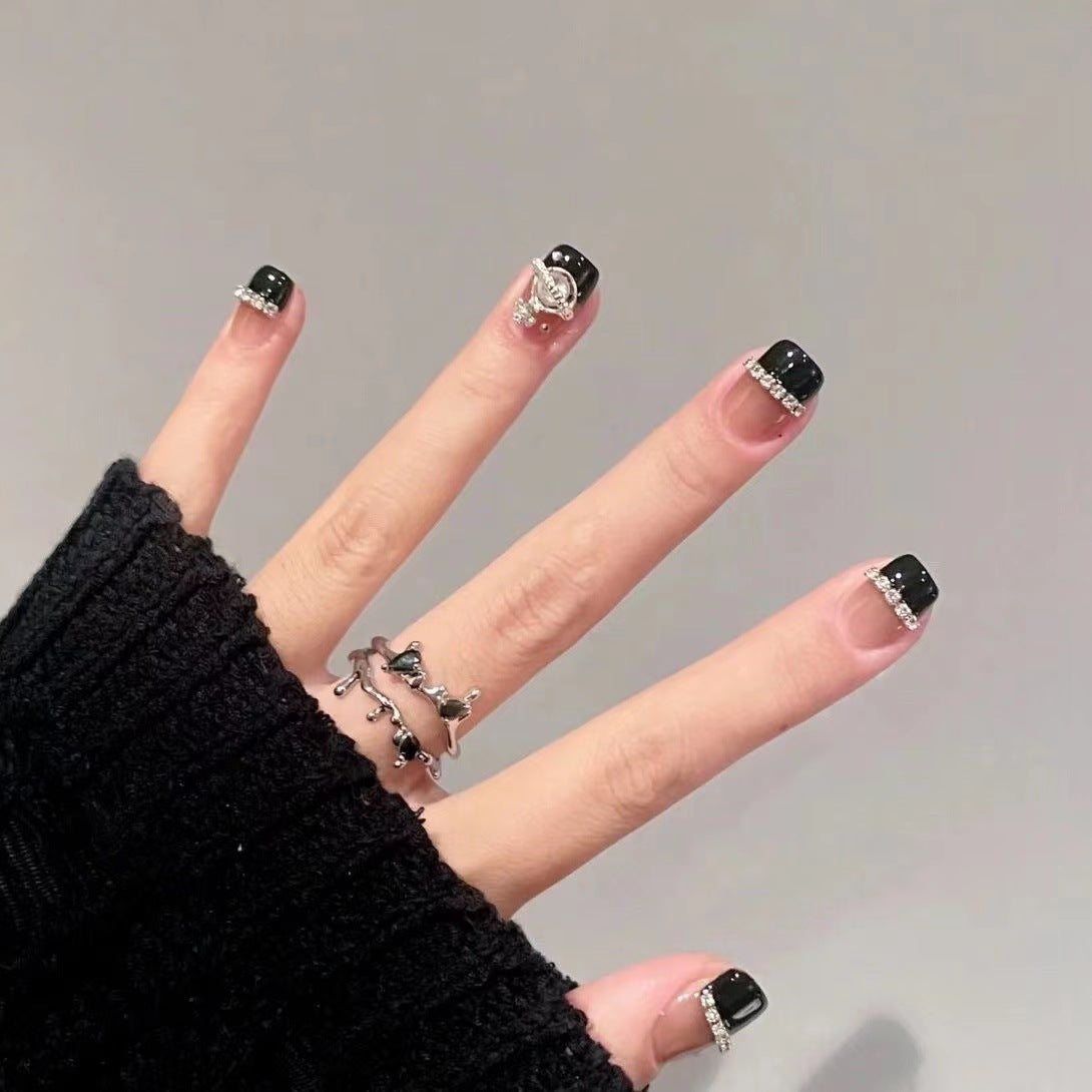 Glamouröse Nagelkunst mit Strass-Verzierungen Brehn