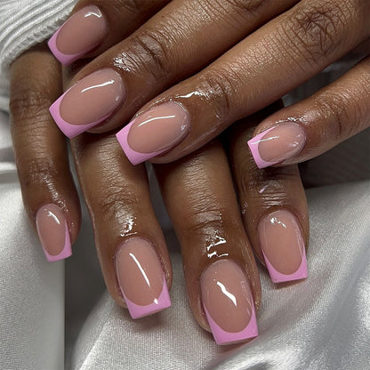 Kunstvolle Nagelkunst mit eleganten French-Tip Akzenten Brehn