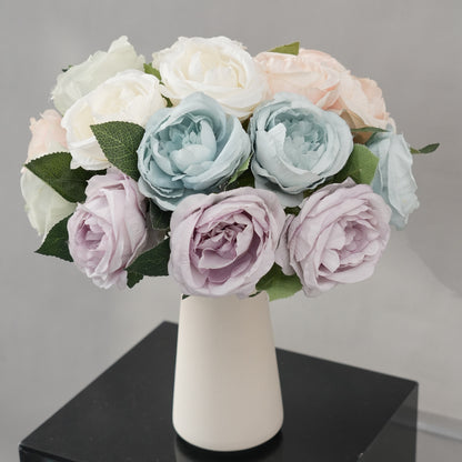 Lebensechte florale Tischdekoration