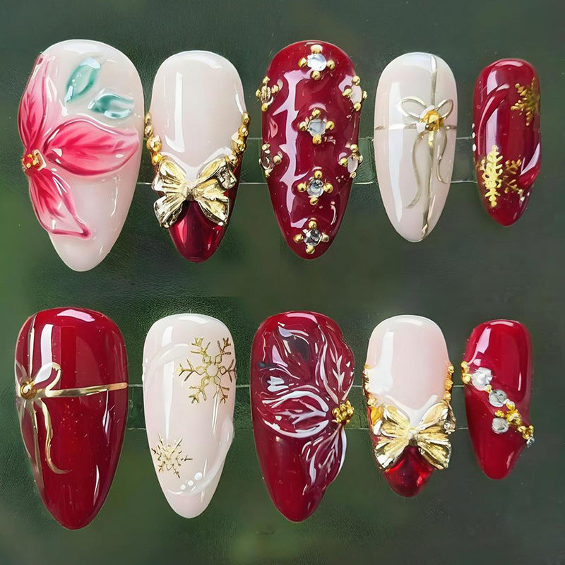 Kunstnagelset mit festlichen Weihnachtsmotiven und edlen Verzierungen Brehn