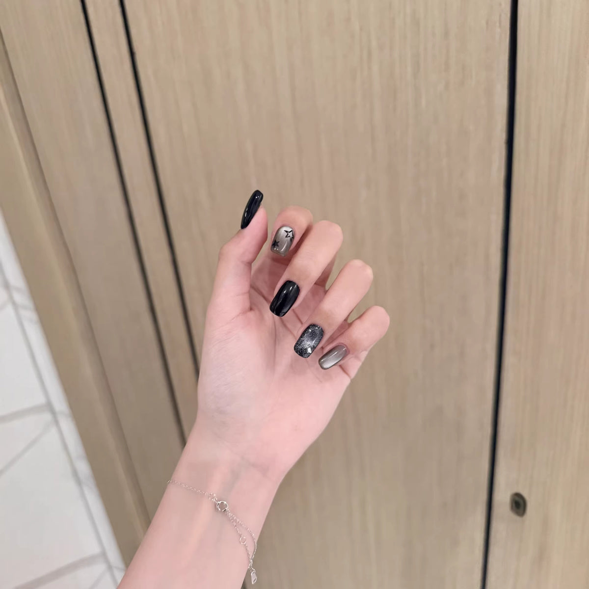 Künstlerisches Press-On-Nageldesign mit metallischen Akzenten