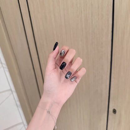 Künstlerisches Press-On-Nageldesign mit metallischen Akzenten