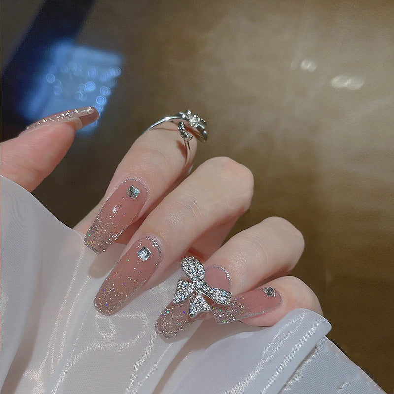 Kunstnagelset mit funkelnden Glitzer- und holografischen Akzenten Brehn