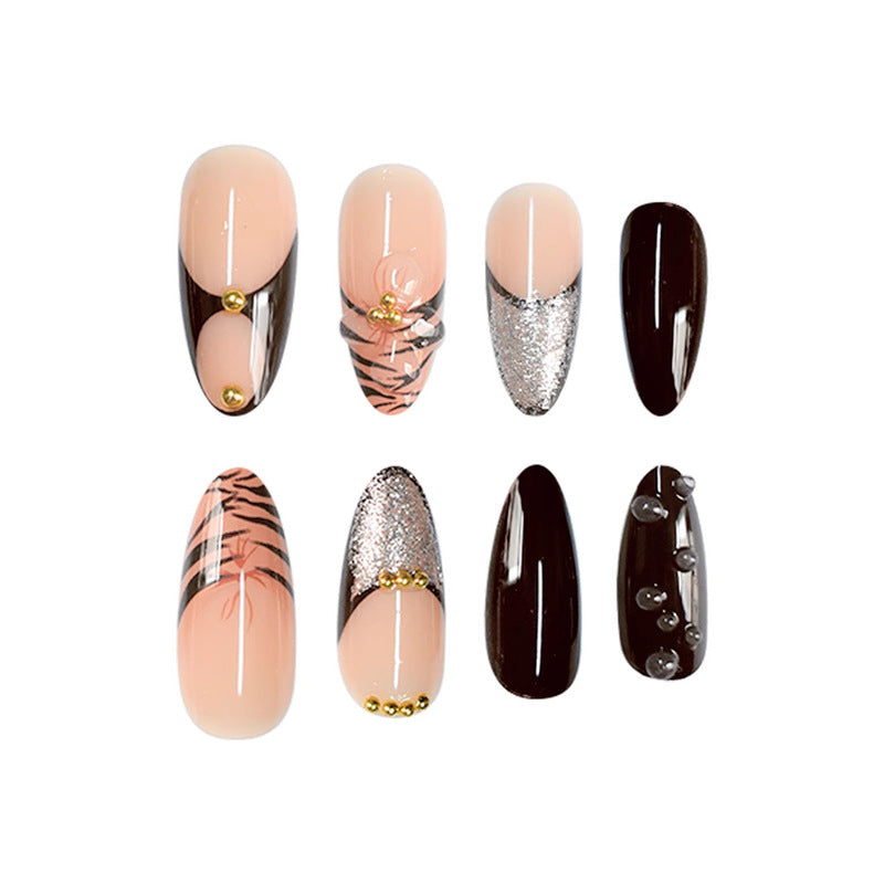 Künstlerische Stiletto Press-On Nagelkunst mit Schmetterlingsakzenten Brehn