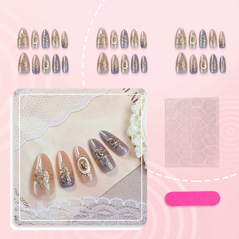 Dekoratives Press-On-Nagelset mit eleganten goldenen Akzenten