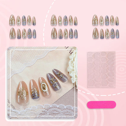 Dekoratives Press-On-Nagelset mit eleganten goldenen Akzenten