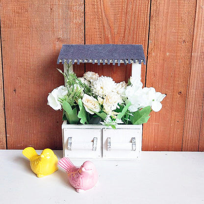 Dekorativer Blumentopf mit Dach