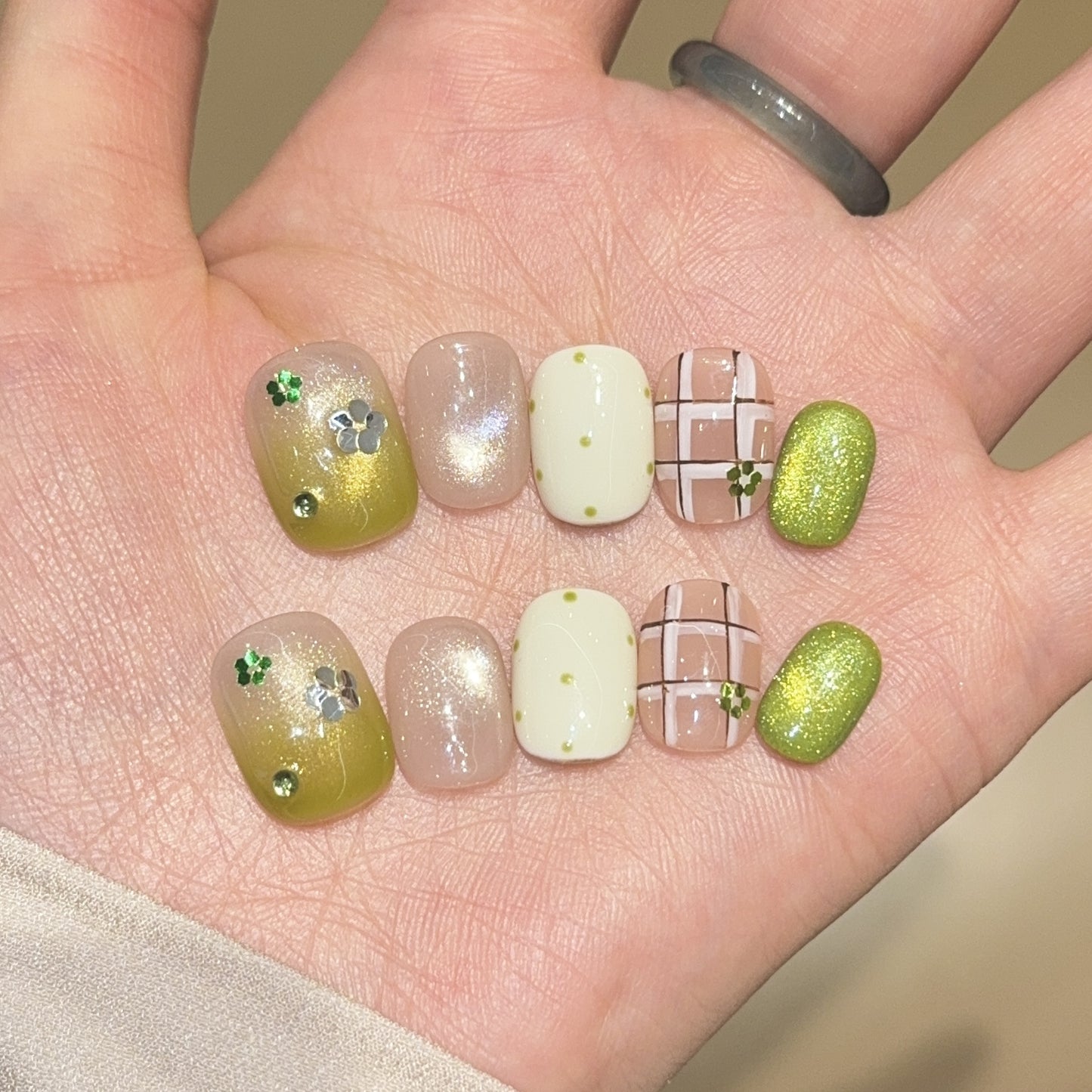 Kreative Kunstnagelspitzen mit Floralen Akzenten Brehn
