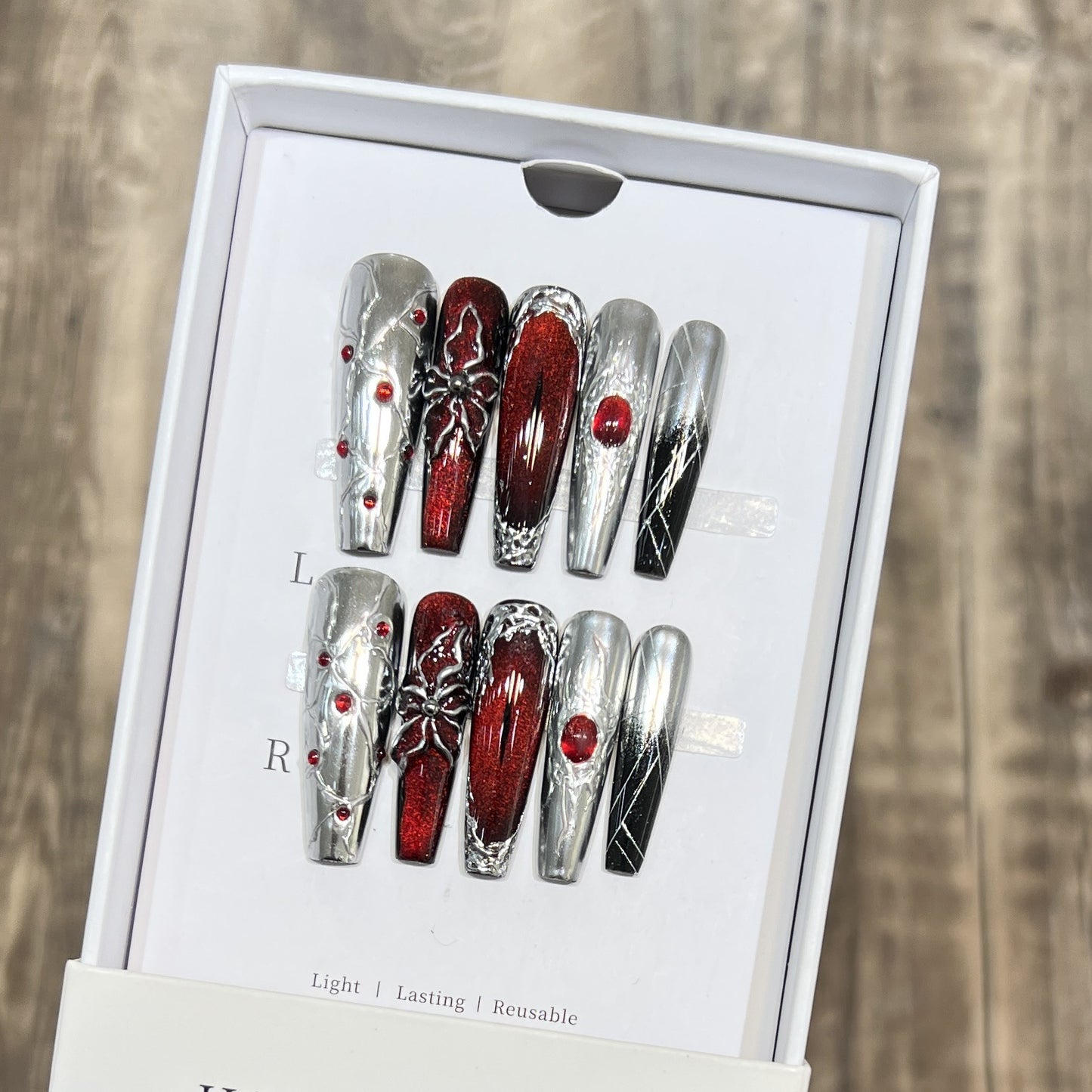 Dekoratives Press-On-Nagelkunst-Set mit schicker metallischer Akzentuierung Brehn