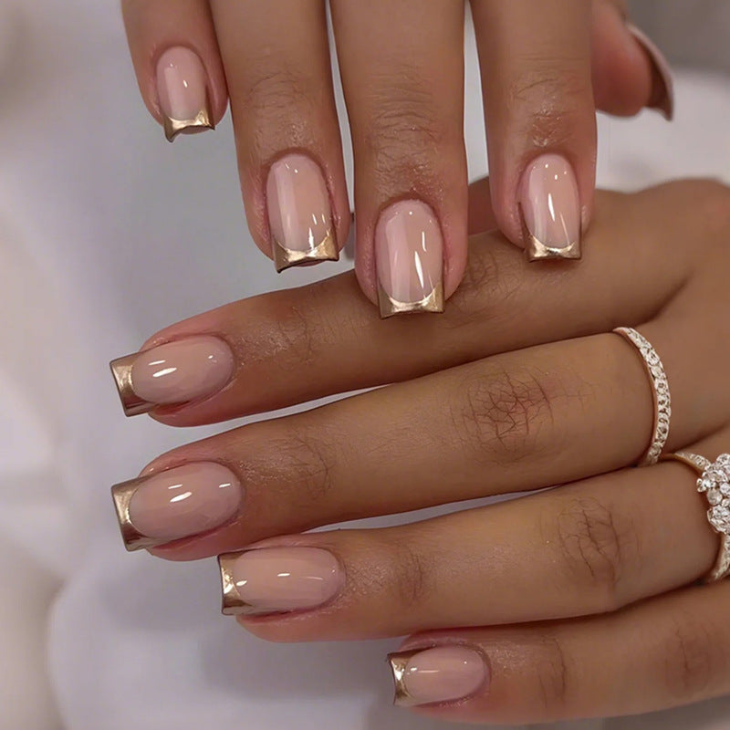 Kunstnagelset mit elegantem Gold-French-Tip Brehn