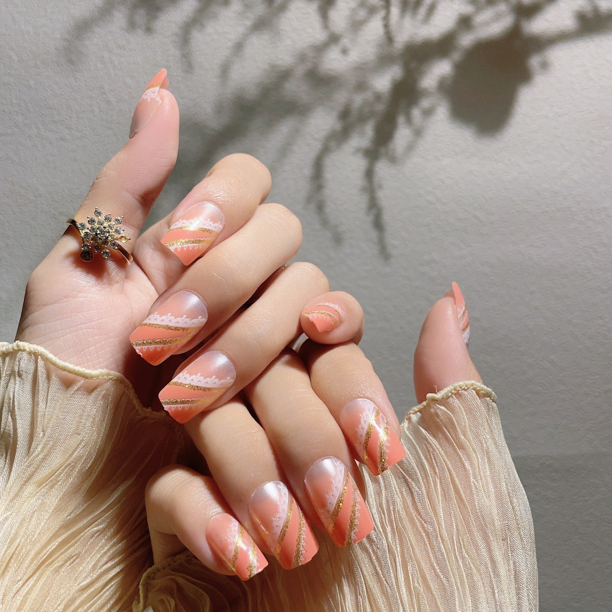 Dekoratives Press-On Nagelkunst-Set mit Gold-Akzenten