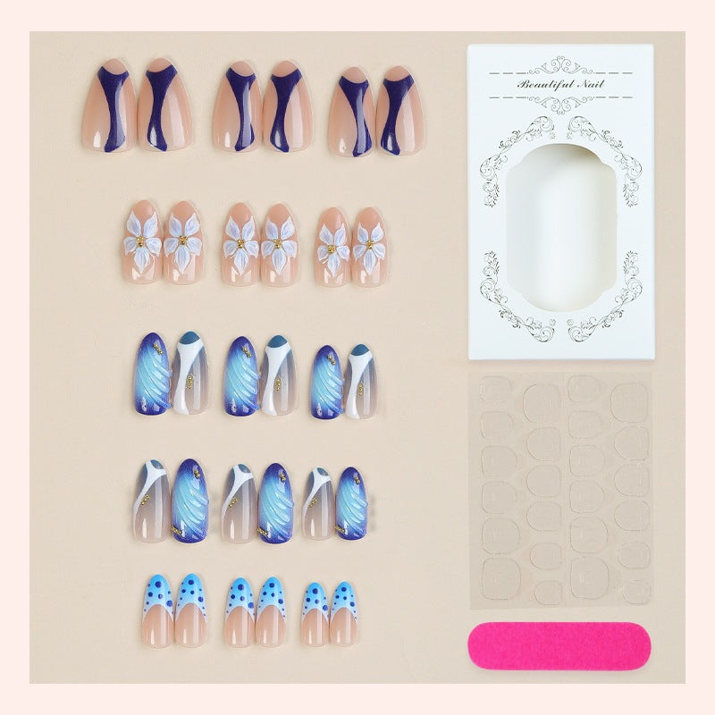 Kunstnagelset mit handgefertigten blumigen Motiven und elegantem Glitzer Brehn